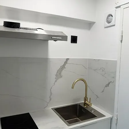 16, Lux - Steps From Metro 9!